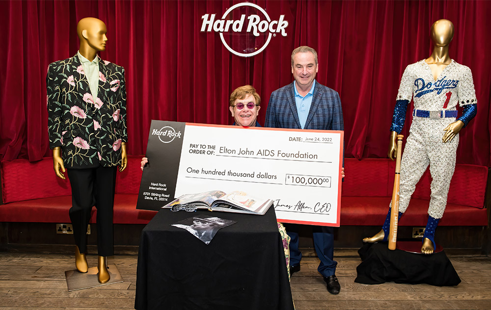 Elton John Menghadiahkan Hard Rock International Jas Gucci